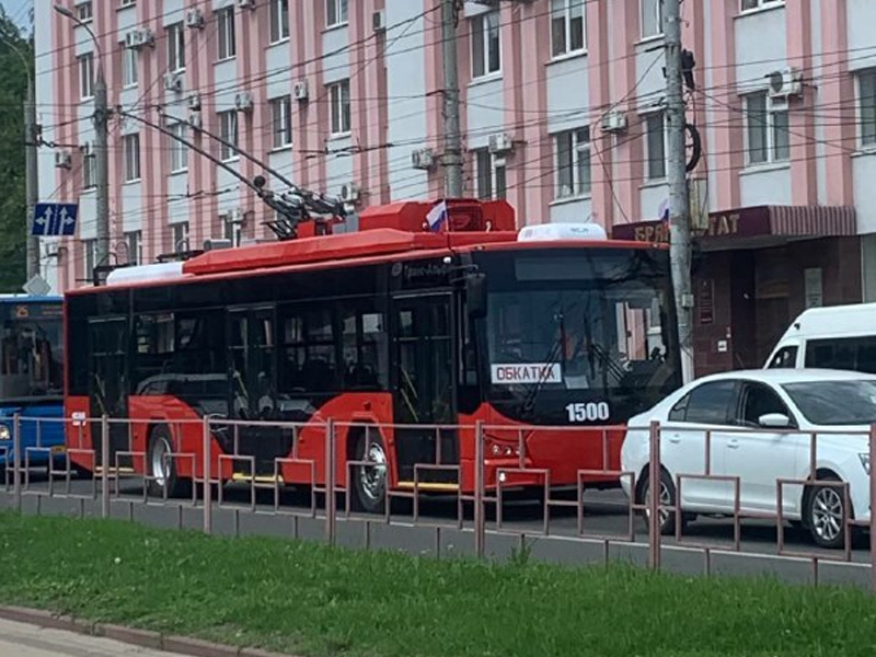 На дорогах Брянска обкатывают первые два красных троллейбуса