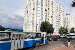 В Брянске не поделили дорогу троллейбус и автобус. Пострадал пассажир