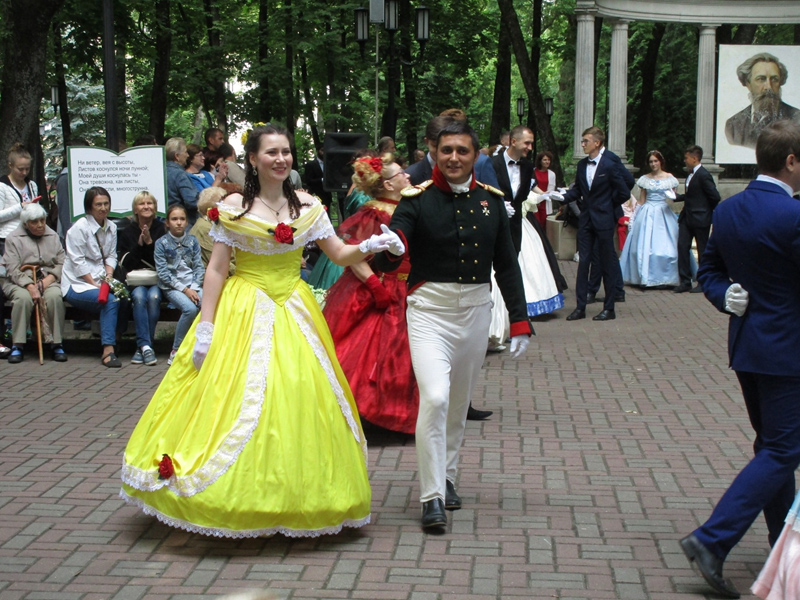 Жителей Брянска пригласили на Толстовский бал. И на танцевальные мастер-классы