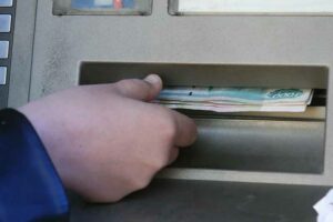 В Брянске 18-летнего пособника мошенников задержали с поличным — прямо у банкомата