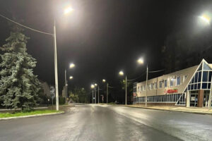 На улице Камозина в Брянске установили новые светодиодные светильники. Чтобы «любоваться» на тротуар с торчащими столбами