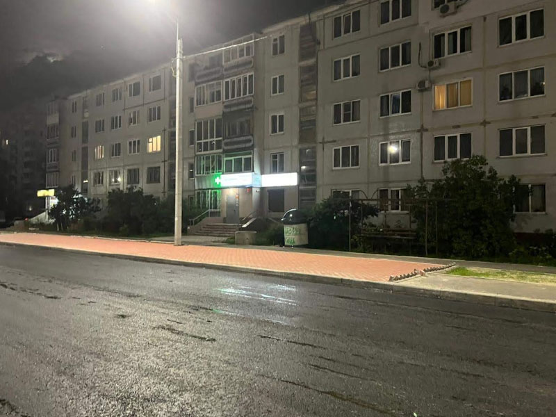 На улице Камозина в Брянске установили новые светодиодные светильники. Чтобы «любоваться» на узкий тротуар с торчащими столбами