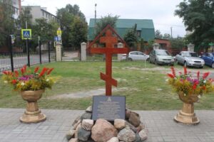 У храма при Брянской горбольнице №1 установили Поклонный крест в память о погибших на войне медиках
