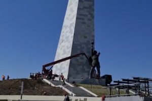 На «Саур-Могиле» в ДНР установили фигуру Солдата-Победителя. Памятник победе над нацизмом откроют  8 сентября