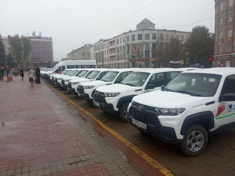 Брянский губернатор вручил ключи от новых санитарных автомобилей региональным медучреждениям