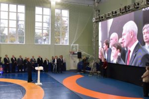 Брянский губернатор открывал «Локомотив» перед огромным телевизором