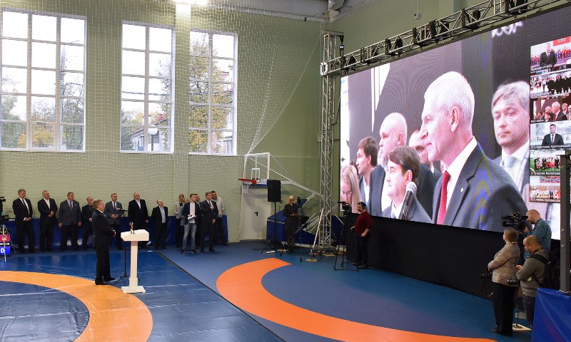 Брянский губернатор открывал «Локомотив» перед огромным телевизором