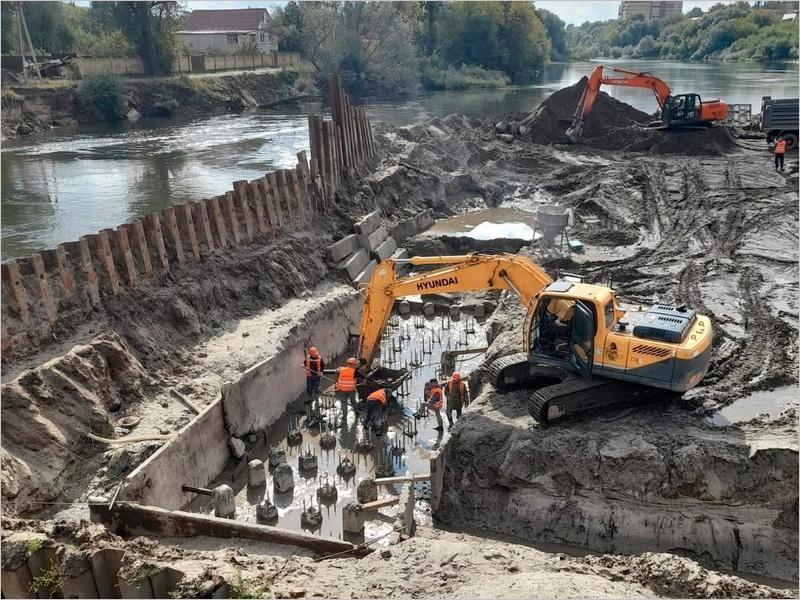 Мостостроители возводят 7-ю и 8-ю опоры Славянского моста в Брянске
