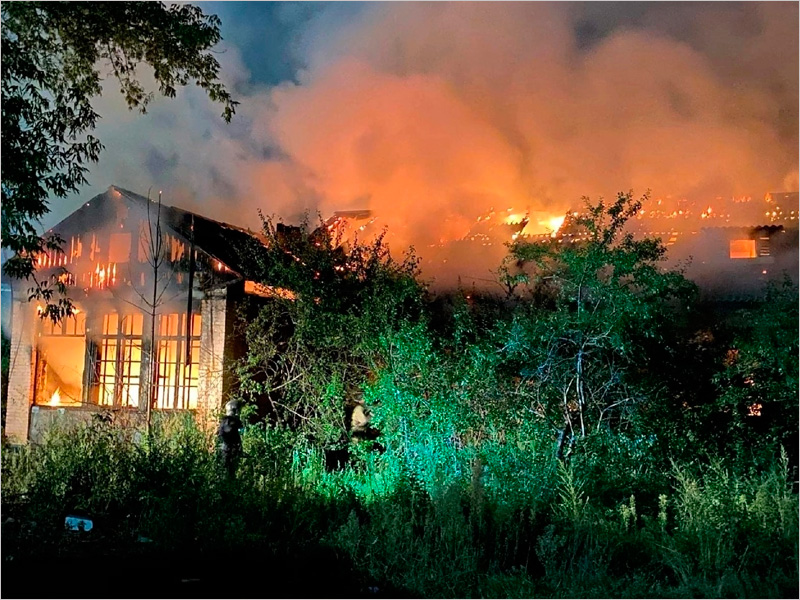 В Брянске по «неизвестным причинам» сгорело заброшенное здание