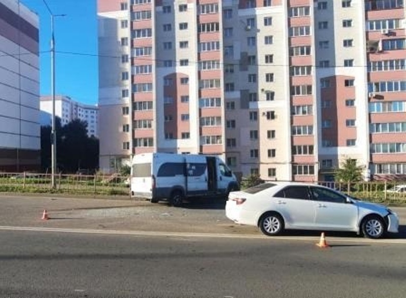 В Брянске утром Toyota Camry протаранила маршрутку. Пострадала престарелая пассажирка маршрутки