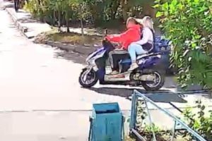 Брянская полиция разыскивает парочку на скутере: они сбили мать с ребёнком и скрылись с места ДТП