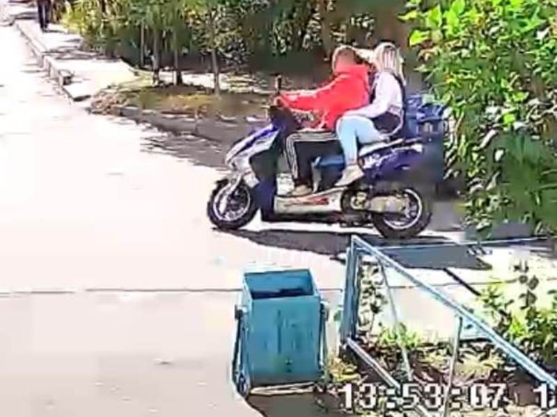 Брянская полиция разыскивает парочку на скутере: они сбили мать с ребёнком и скрылись с места ДТП