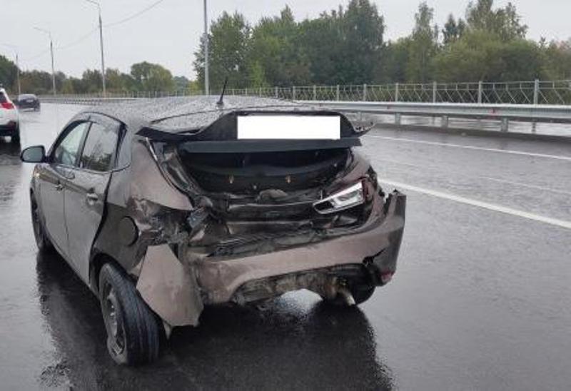 В столкновении двух машин на дороге-дамбе в Брянске травмированы две женщины