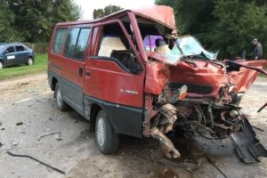 На местной дороге в Брянской области микроавтобус протаранил трактор. Водитель погиб