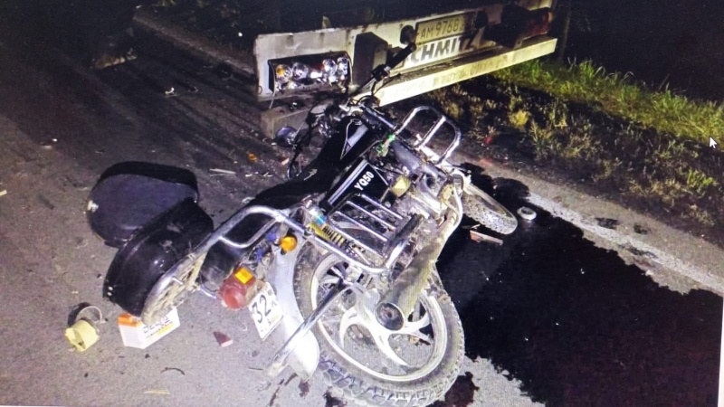 В брянском посёлке мотоциклист врезался в большегруз. Госпитализирован в состоянии комы