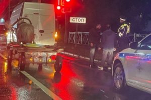 В Брянске цыганская телега нанесла повреждения автомобилю