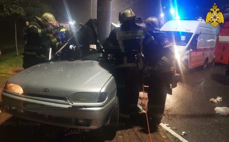 Водитель, врезавшийся в столб в Брянске, скончался в больнице – УГИБДД