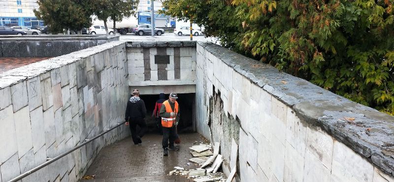 В Брянске обвалилась стена в подземном переходе