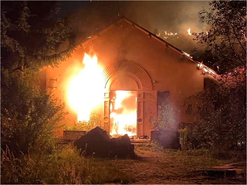 В Брянске по «неизвестным причинам» сгорело заброшенное здание
