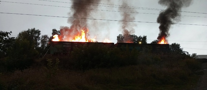 В Любохне горят два железнодорожных вагона со шпалами