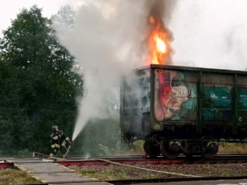 В Любохне горят два железнодорожных вагона со шпалами