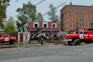 В Новозыбкове сгорел магазин стройматериалов, огонь перекинулся на соседнее здание