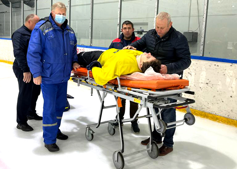 В брянском Ледовом дворце прошли учения медиков по экстренной помощи травмированным хоккеистам