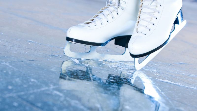 Сезон массовых катаний на коньках: в Брянске работают два катка