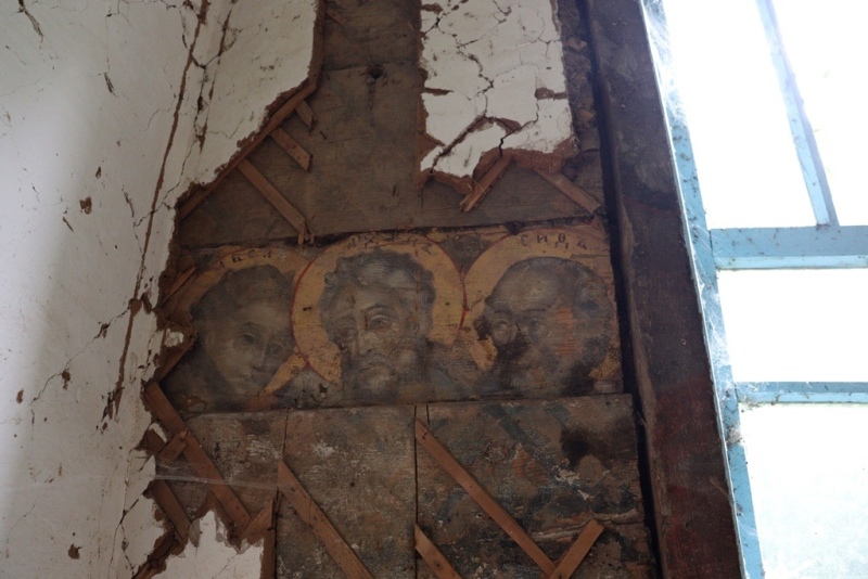 На стенах старой школы в Стародубском районе проступили лики святых