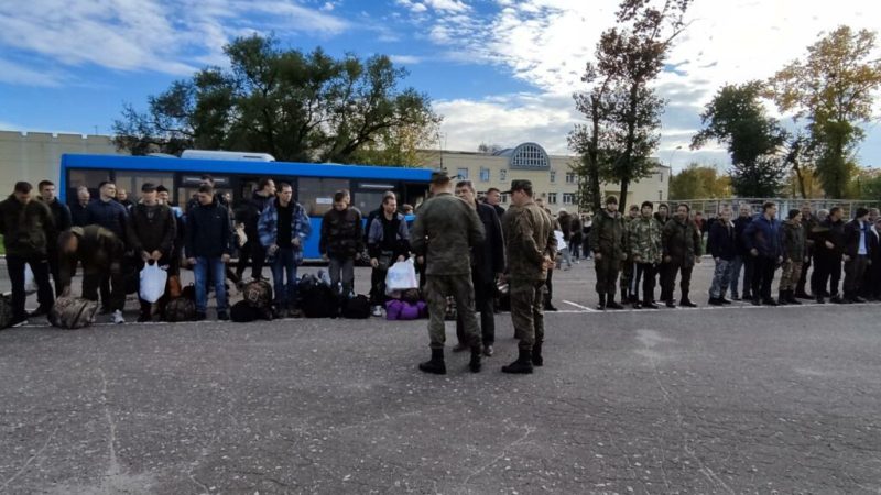 Мобилизация в Брянске: на областном призывном пункте прошла торжественная отправка 70 бойцов