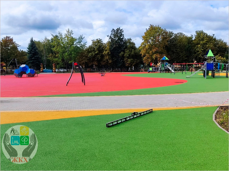 В брянском парке «Юность» уложено покрытие на спортивной и детской площадках