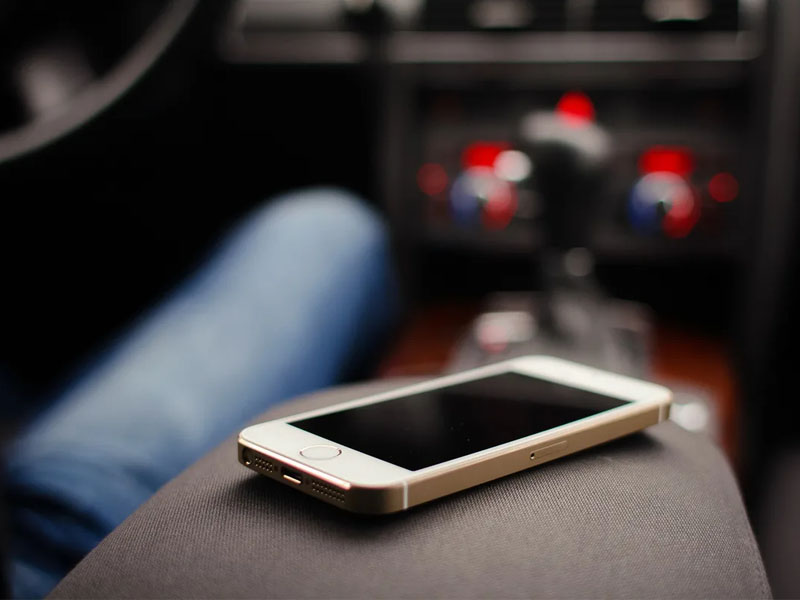 В Брянске водитель такси похитил мобильник пассажирки