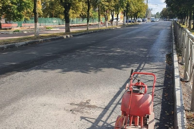 Дубровский водоканал. Ремонт дороги. Красный асфальт. Главная улица Брянска. Ведутся ремонтные работы.