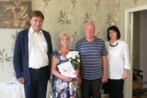 В Брянской области в сентябре цветами поздравили пять семей с 50-летним и более «стажем»
