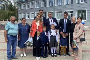 Брянский губернатор Александр Богомаз отвел в первый класс двоих внуков