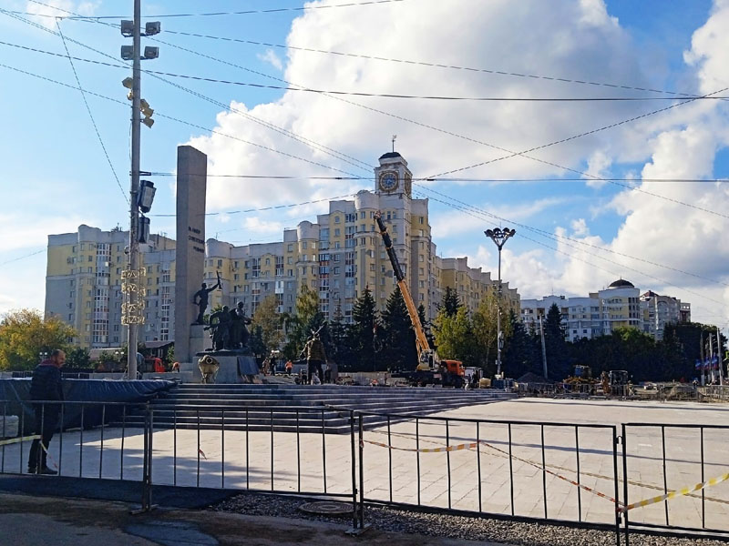 Лицевая часть площади Партизан оказалась не готова ко Дню города Брянска