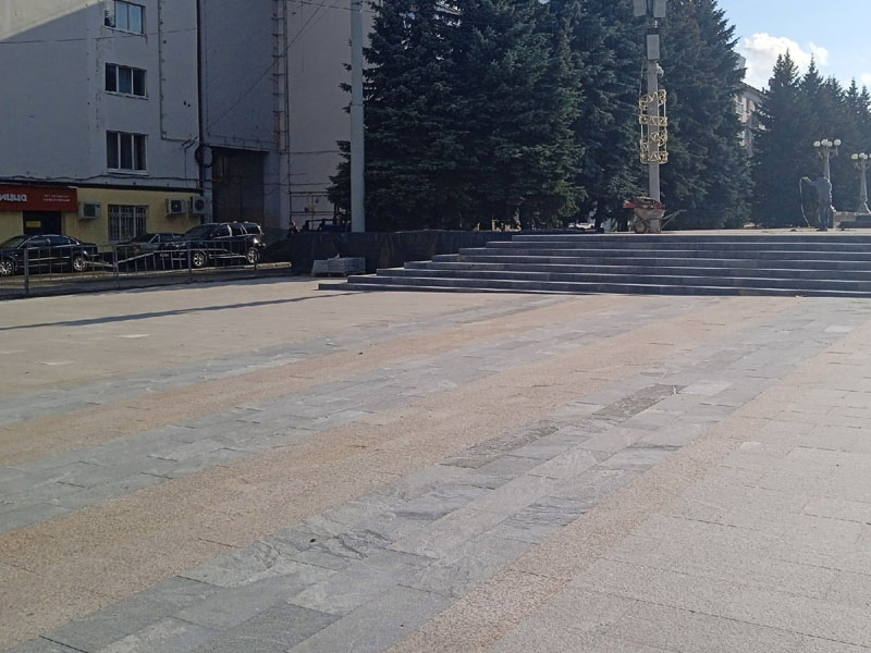 Лицевая часть площади Партизан оказалась не готова ко Дню города Брянска
