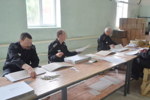 Брянских заключённых усадили за папки-скоросшиватели