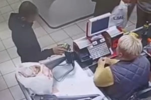 В Брянске уголовник в федеральном розыске «до кучи» прошелся с чужой картой по магазинам