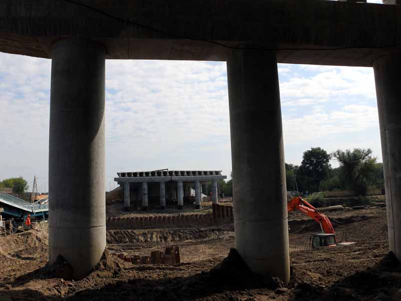 Брянский губернатор попенял строителям за срыв графика при возведении Славянского моста