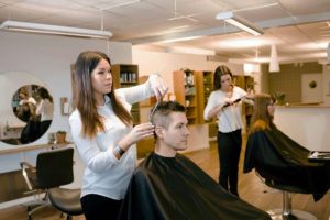 Брянские жители за январь-февраль успели потратить на ремонт и парикмахерские 12,4 млрд. рублей