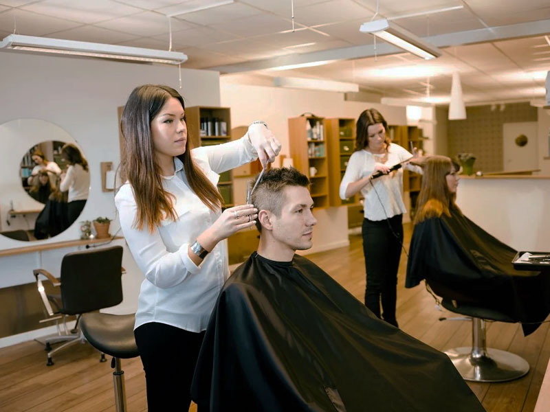 Брянские жители за январь-февраль успели потратить на ремонт и парикмахерские 12,4 млрд. рублей
