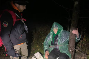Брянские волонтеры «Лиза Алерт» ночью искали заблудившихся в лесу любительниц «тихой охоты»