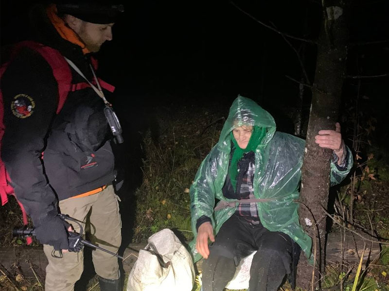 Брянские волонтеры «Лиза Алерт» ночью искали заблудившихся в лесу любительниц «тихой охоты»