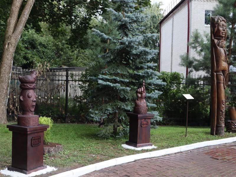 «Зри в корень» с «Силой мысли»: в день рождения Алексея Толстого в парке его имени открыли новые скульптуры «от Пруткова»