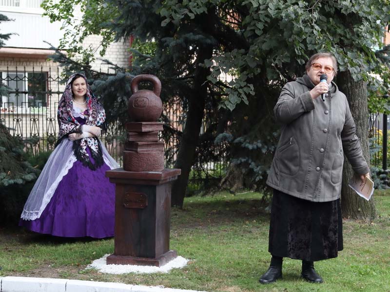 «Зри в корень» с «Силой мысли»: в день рождения Алексея Толстого в парке его имени открыли три деревянных скульптуры «от Пруткова»