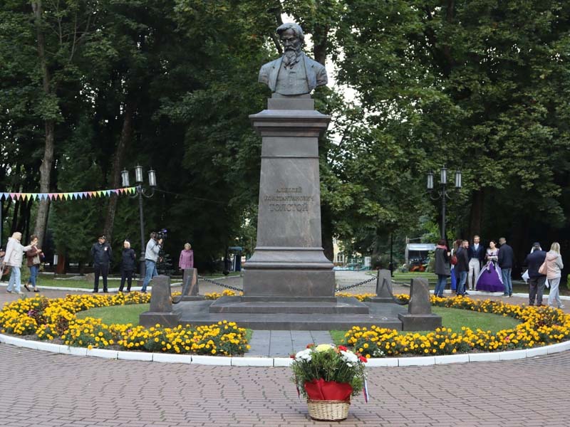 «Зри в корень» с «Силой мысли»: в день рождения Алексея Толстого в парке его имени открыли три деревянных скульптуры «от Пруткова»