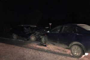 В ночном лобовом столкновении на местной брянской дороге тяжёлые травмы получили три человека