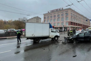 В центре Брянска произошло массовое ДТП. Есть жертвы
