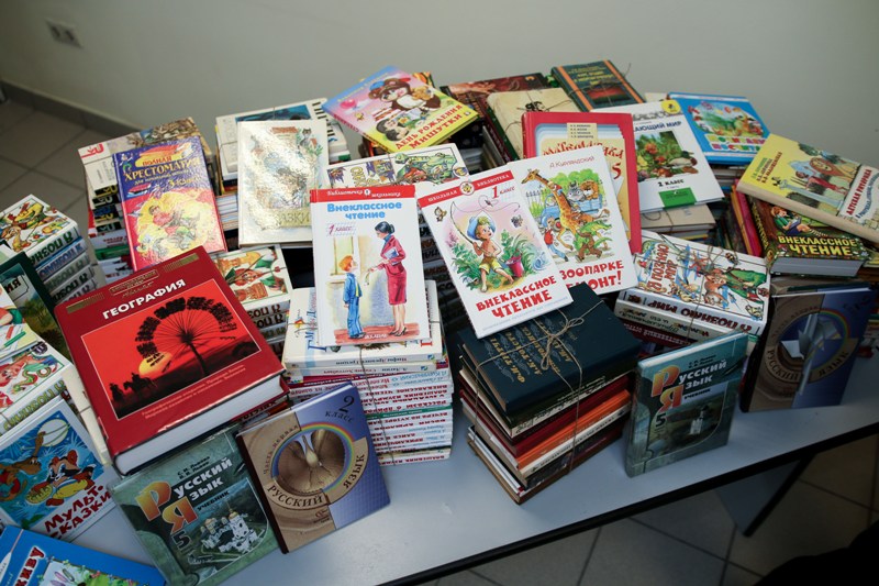 Брянские таможенники собрали груз книг для детей Донбасса
